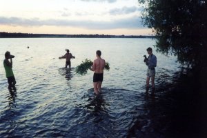 Внос венков в Волгу